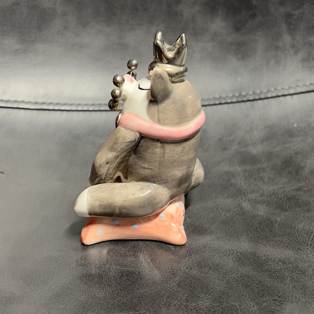 Whimsiclay Amy Lacombe 2002 #24231 King Cat on pink Pillow with Silver Crown - Picture 4 of 9